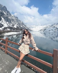 Beige long sleeve windbreaker short elegant casual belt coat
